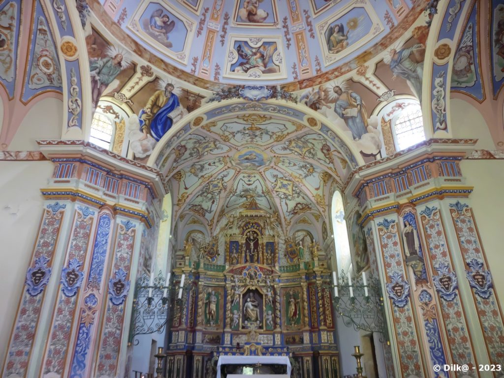 L'intérieur de la chapelle de style baroque