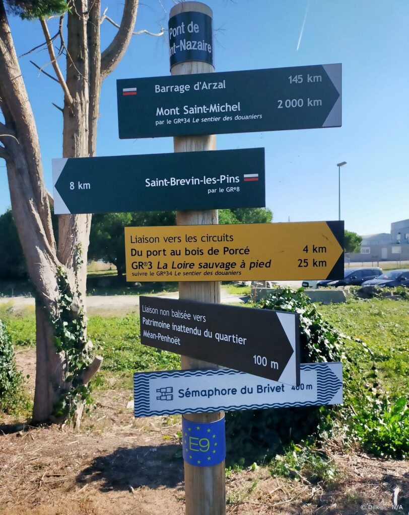 Pancarte à l'arrivée du GR34 à Saint-Nazaire