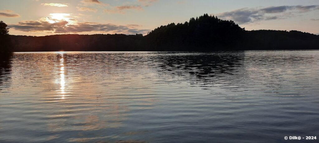 Coucher de soleil sur le lac de Marcillac-la-Croisille