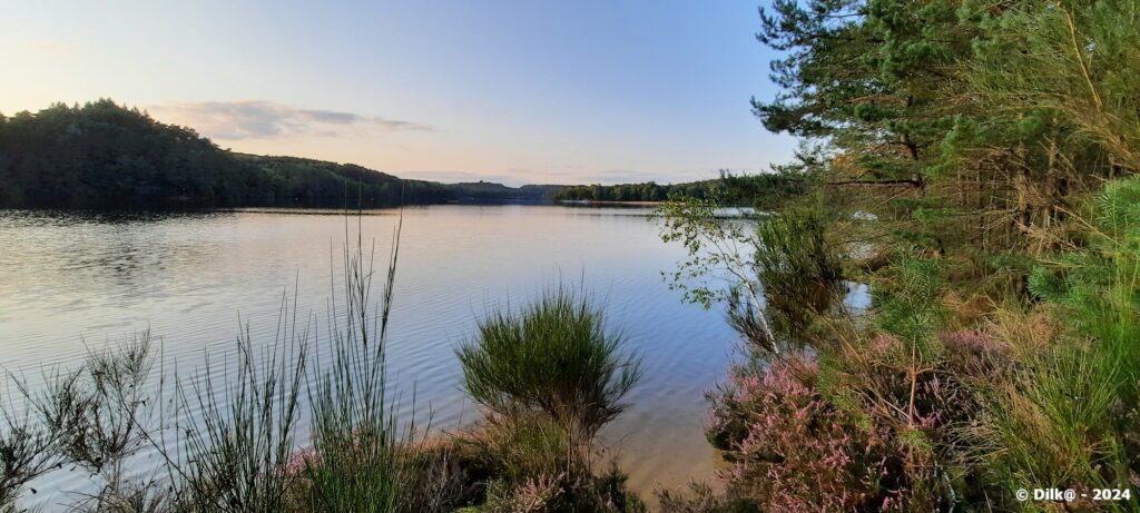 Lumières du soir sur le lac de Marcillac-la-Croisille