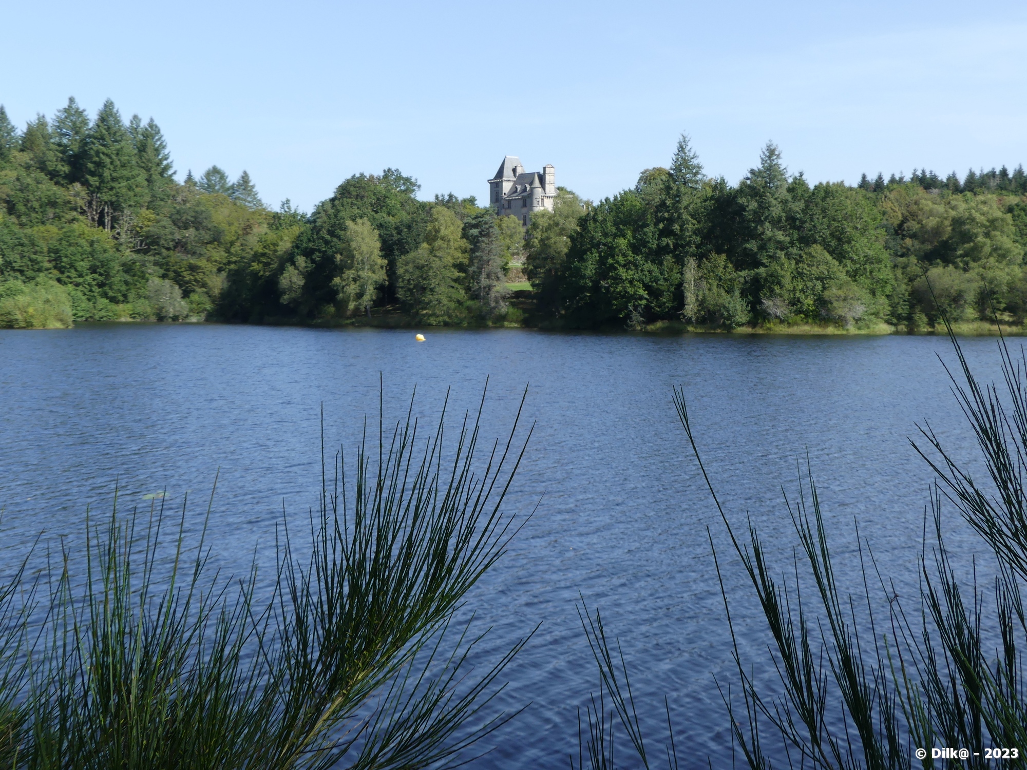 L'étang de la Prade et le château de Sédières