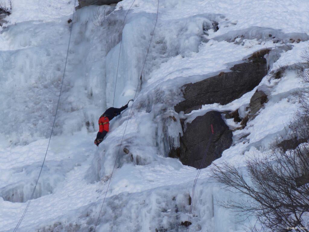 Piolet et crampons pour grimper les cascades de glace