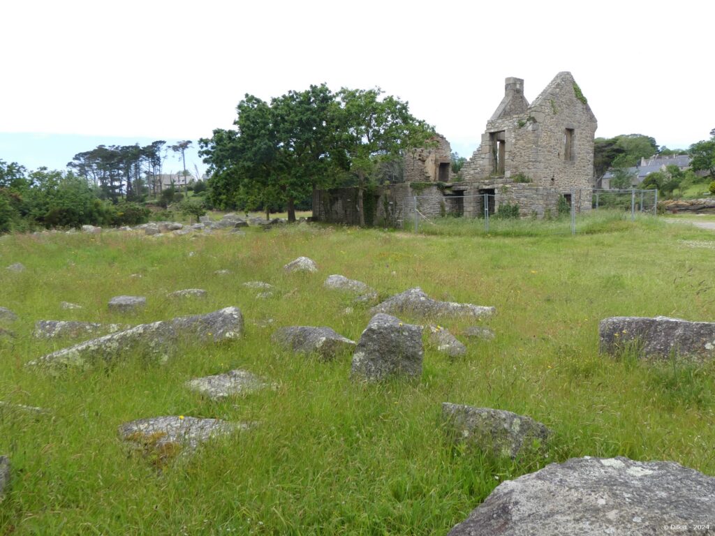 Ruines des bâtiments des anciennes carrières de granit de Lanildut