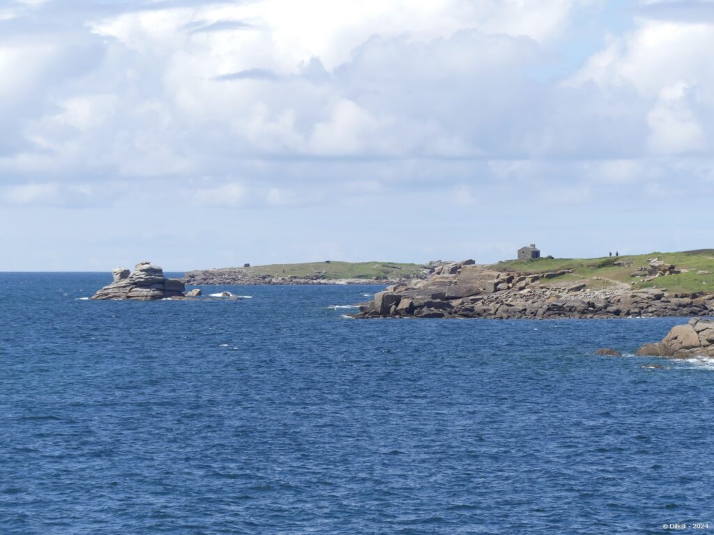 La guérite de douaniers et les îlots dans l'estuaire de l'Aber Ildut