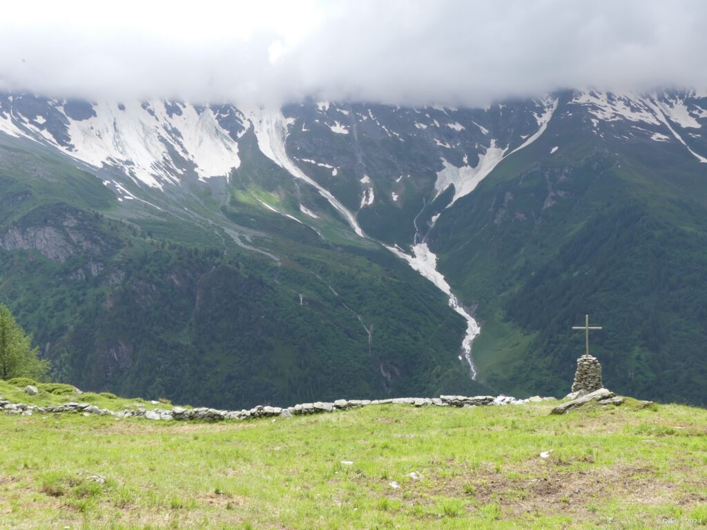 La croix de Rosset en surplomb de la combe du Barmail et en face des sommets de Bellecôte dans la brume