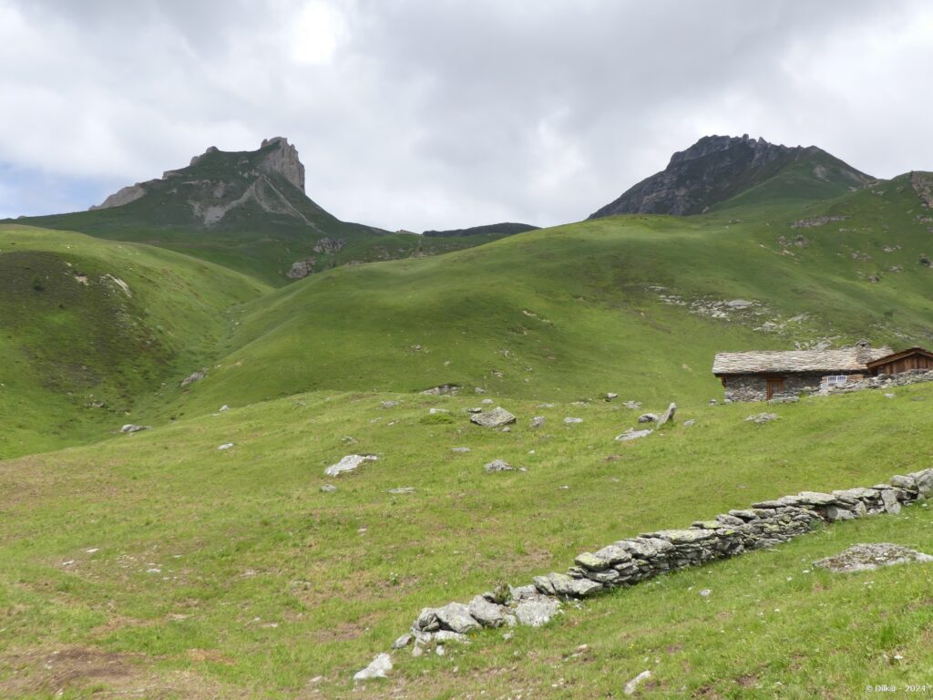 L'Aiguille Rousse à gauche et l'Aiguille Grive à droite au dessus de la bergerie