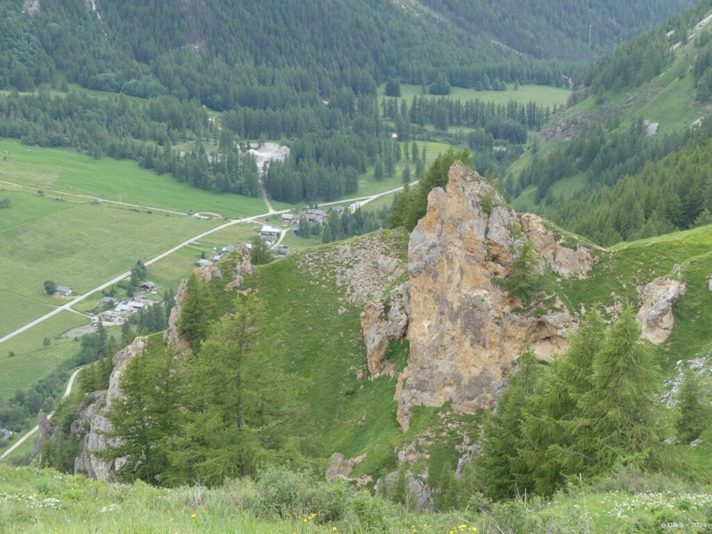 Le hameau des Lanches en contrebas du chemin