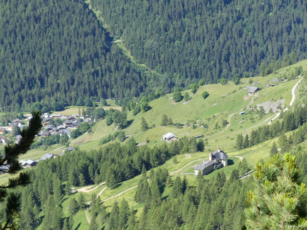 La chapelle des Vernettes et le village de Nancroix