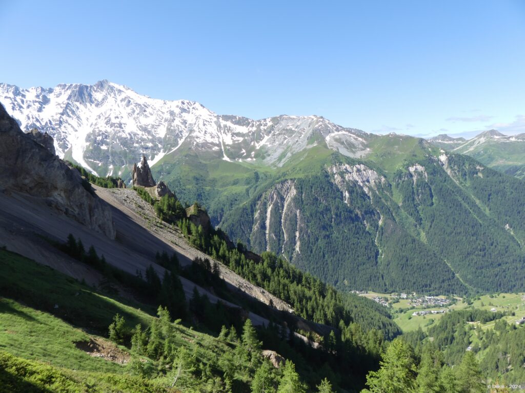 Les sommets de Bellecôte et le village de Nancroix