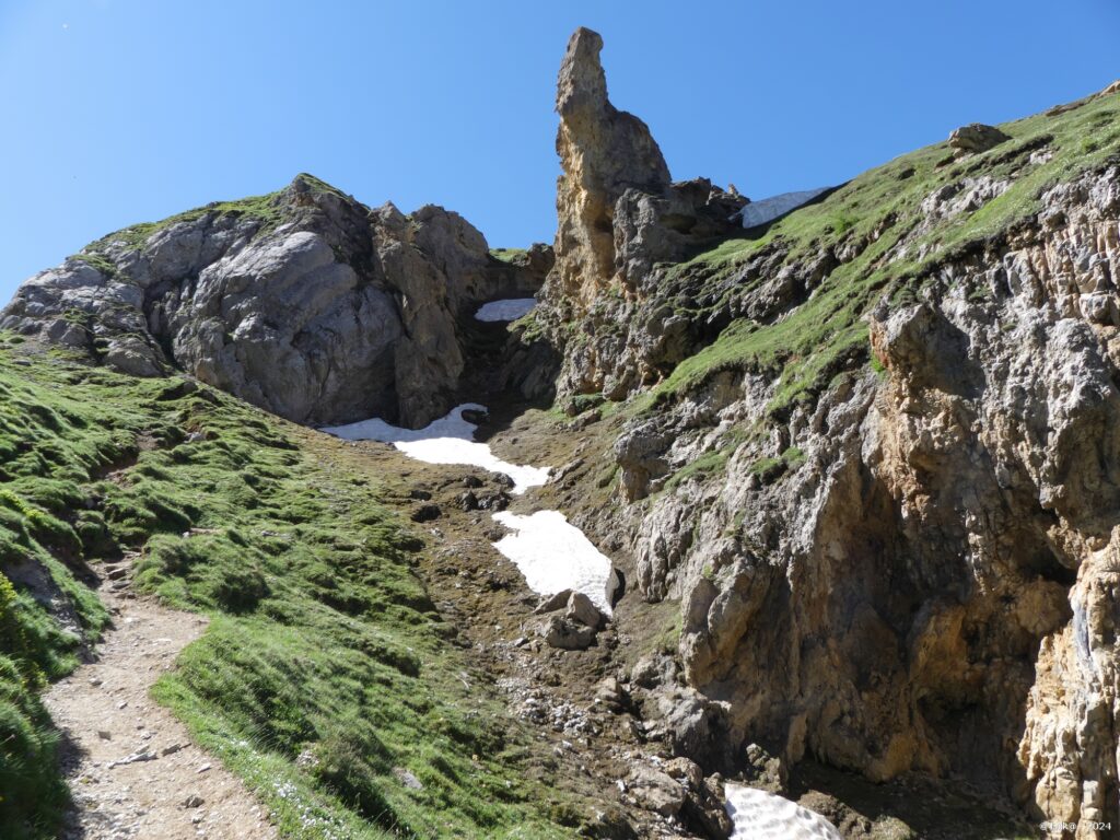 Le sentier qui monte vers le col de l'Entreporte et les petits névés