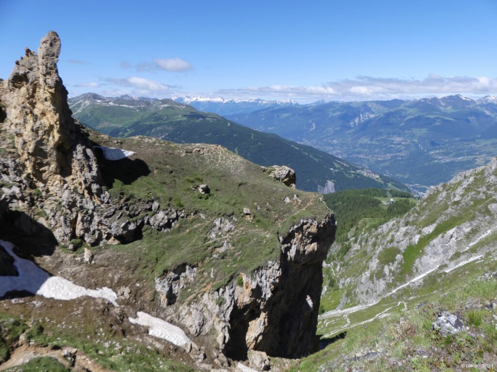 Vue vers les sommets depuis le col de l'Entreporte à 2389 mètres d'altitude