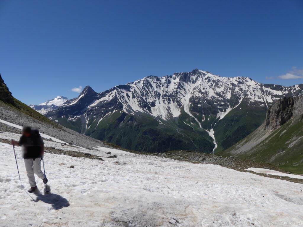 Passage sur un névé avant le col