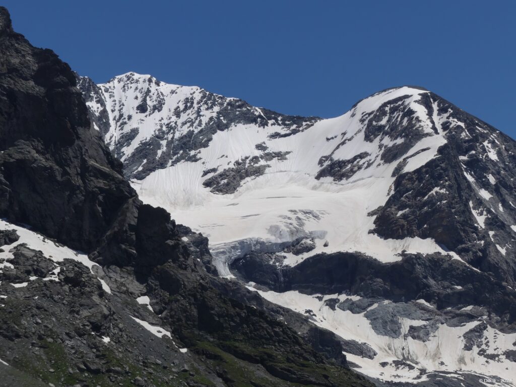 Le Mont Pourri (à gauche) à 3 779 m et le glacier du Geay