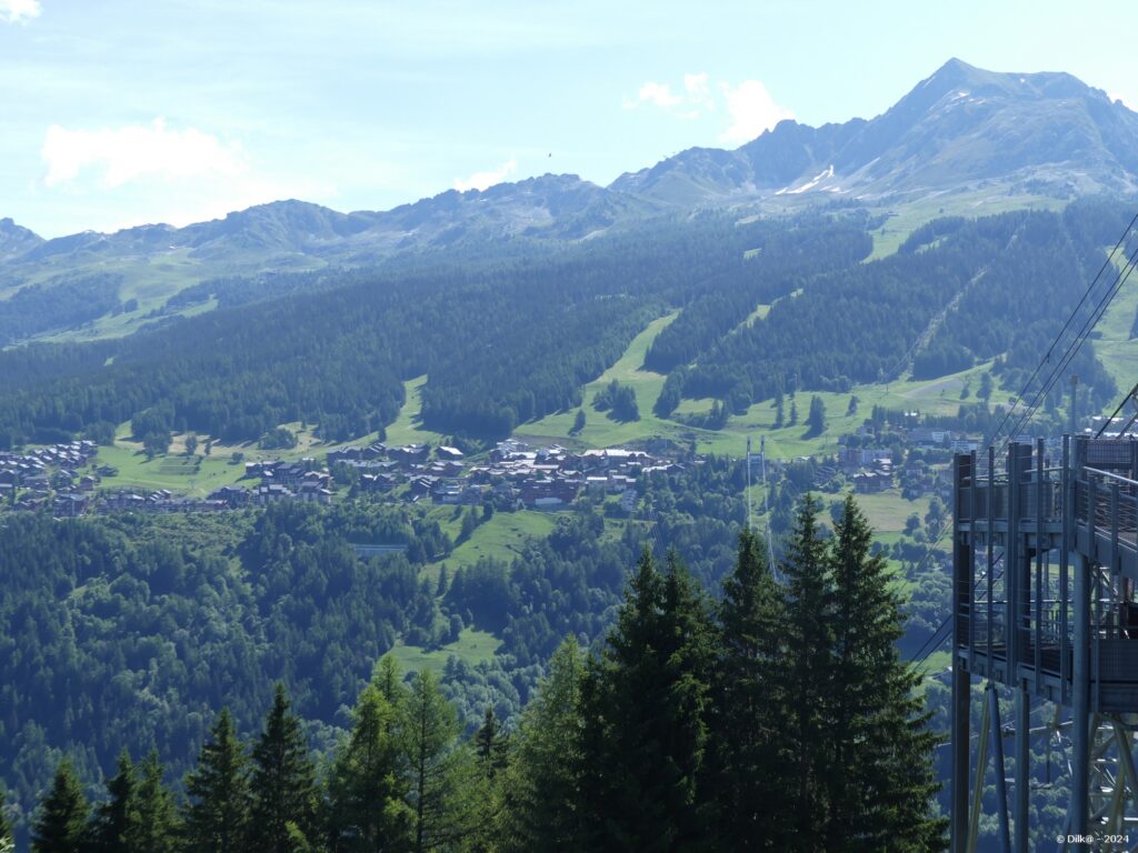 Peisey-Vallandry et l'Aiguille Grive, le plus haut sommet à droite