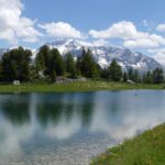 Le Lac des Pierres Blanches à 2108 mètres d'altitude et au fond le Mont Pourri