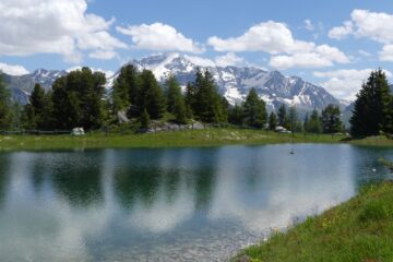 Le Lac des Pierres Blanches à 2108 mètres d'altitude et au fond le Mont Pourri