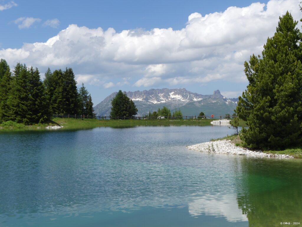 La lac des Pierres Blanches et la Pierra Menta dans le Beaufortain (montagne carré au fond)