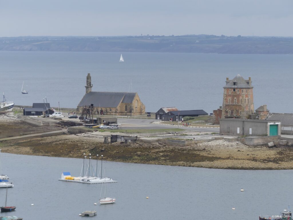 La chapelle Notre-Dame de Rocamadour et la Tour Vauban à Camaret