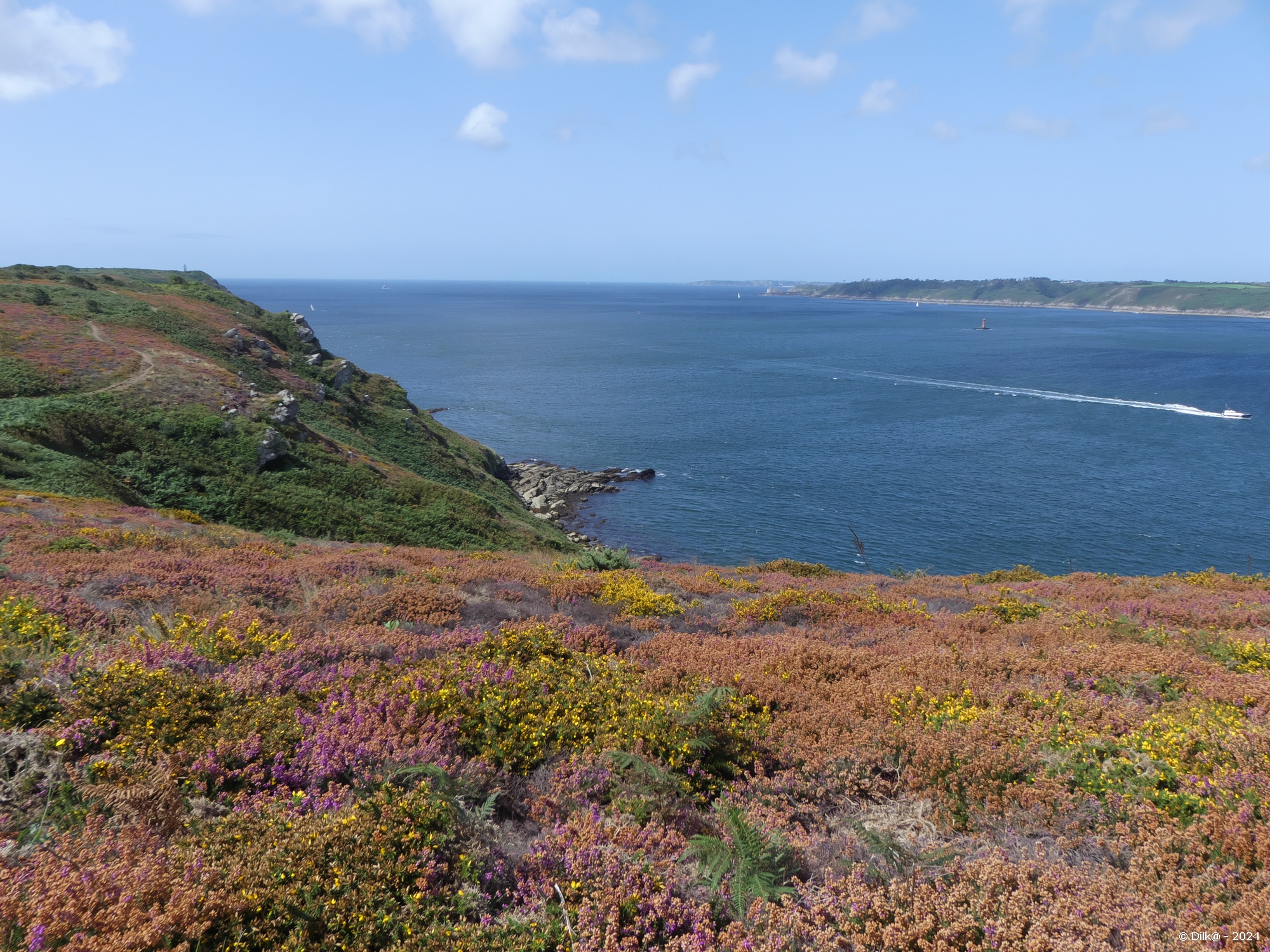 Vue vers la rade de Brest et le phare du Petit Minou