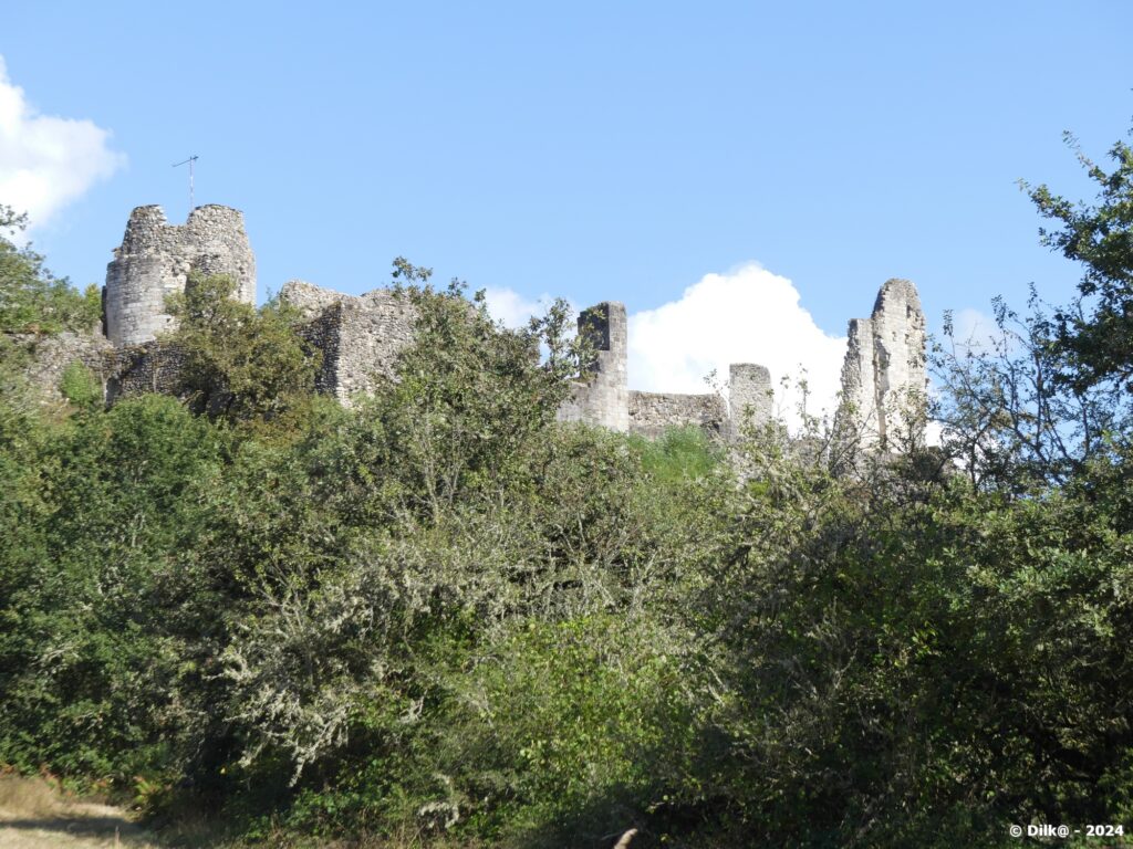 Le château de Ventadour vu du parking du château