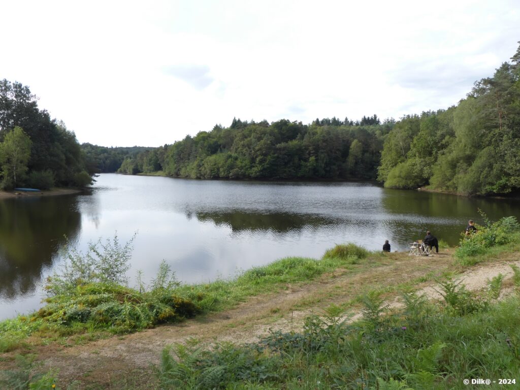 Pêcheurs sur le lac de la Valette ou de Marcillac-la-Croisille