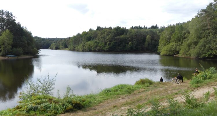 Pêcheurs sur le lac de la Valette ou de Marcillac-la-Croisille