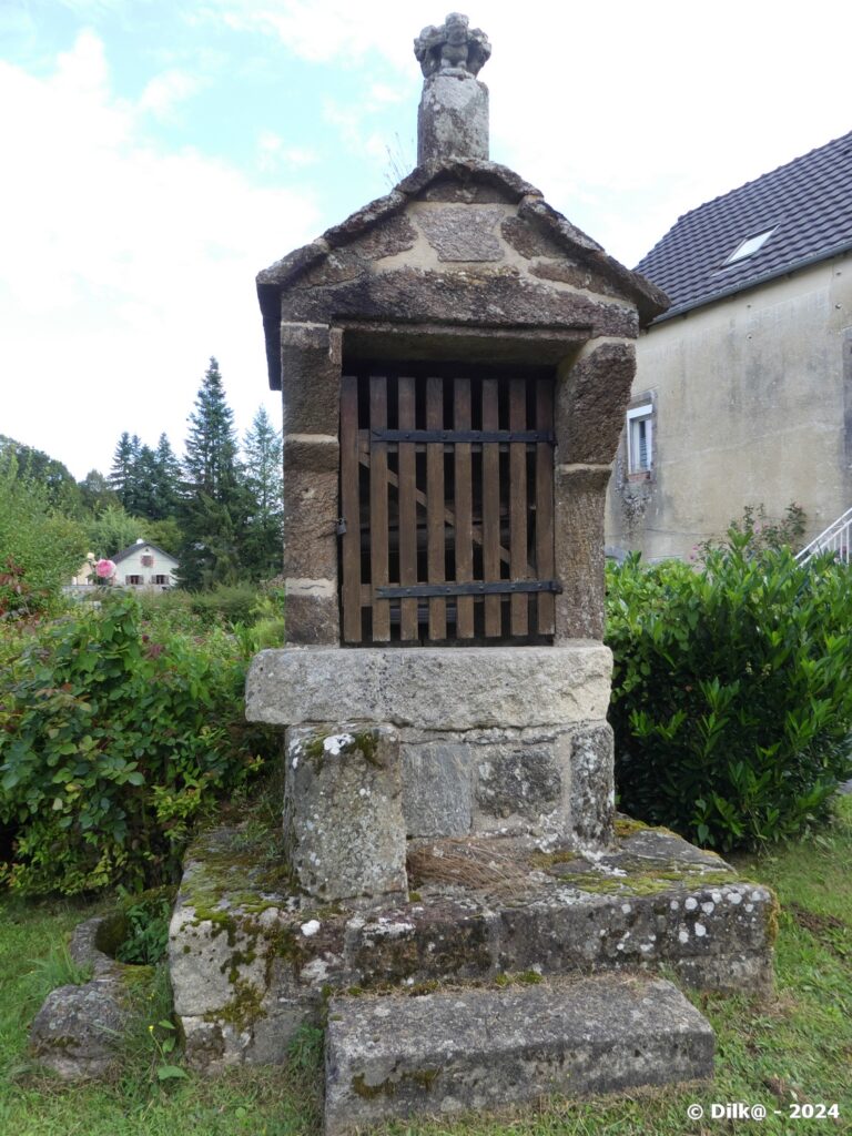 Puits près de l'église de Lafage-sur-Sombre