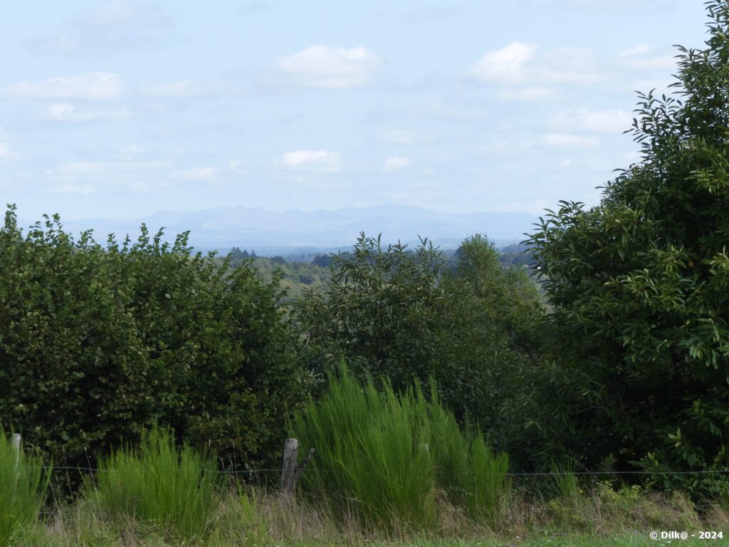 Les Monts du Cantal au loin