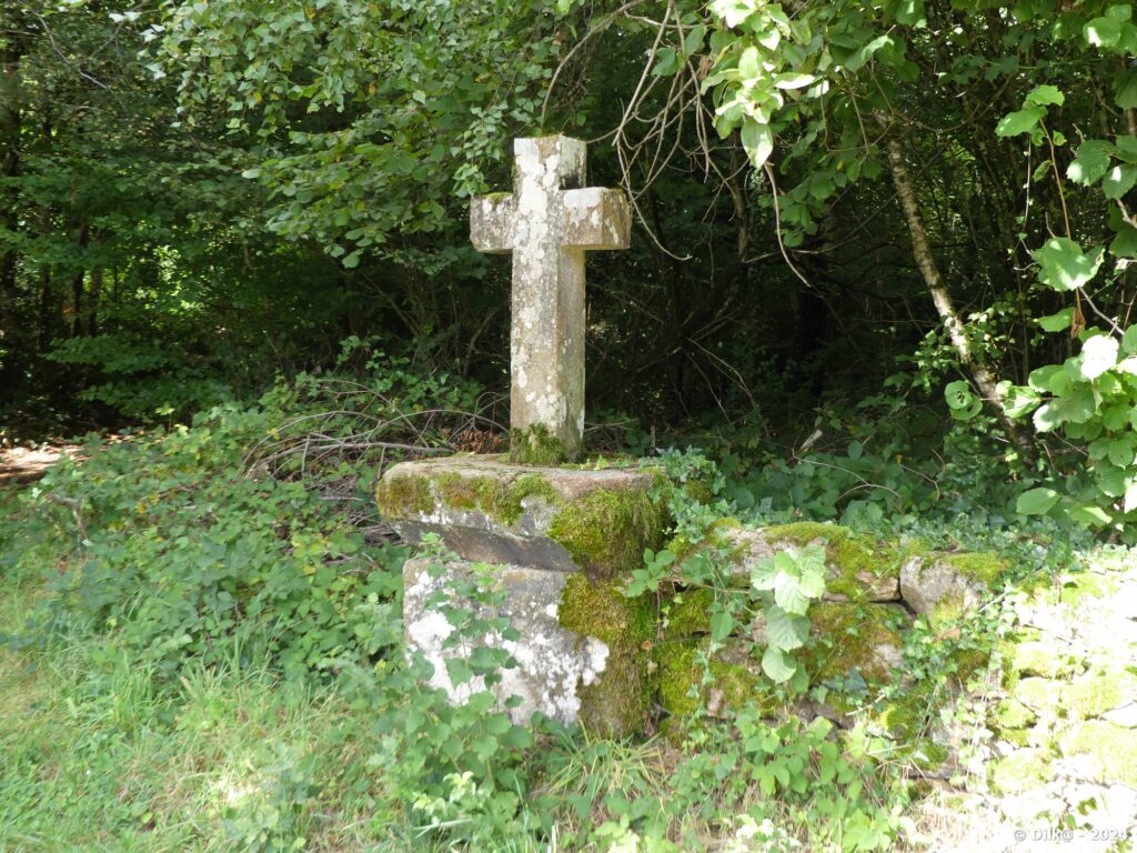 Petite croix au bord du chemin