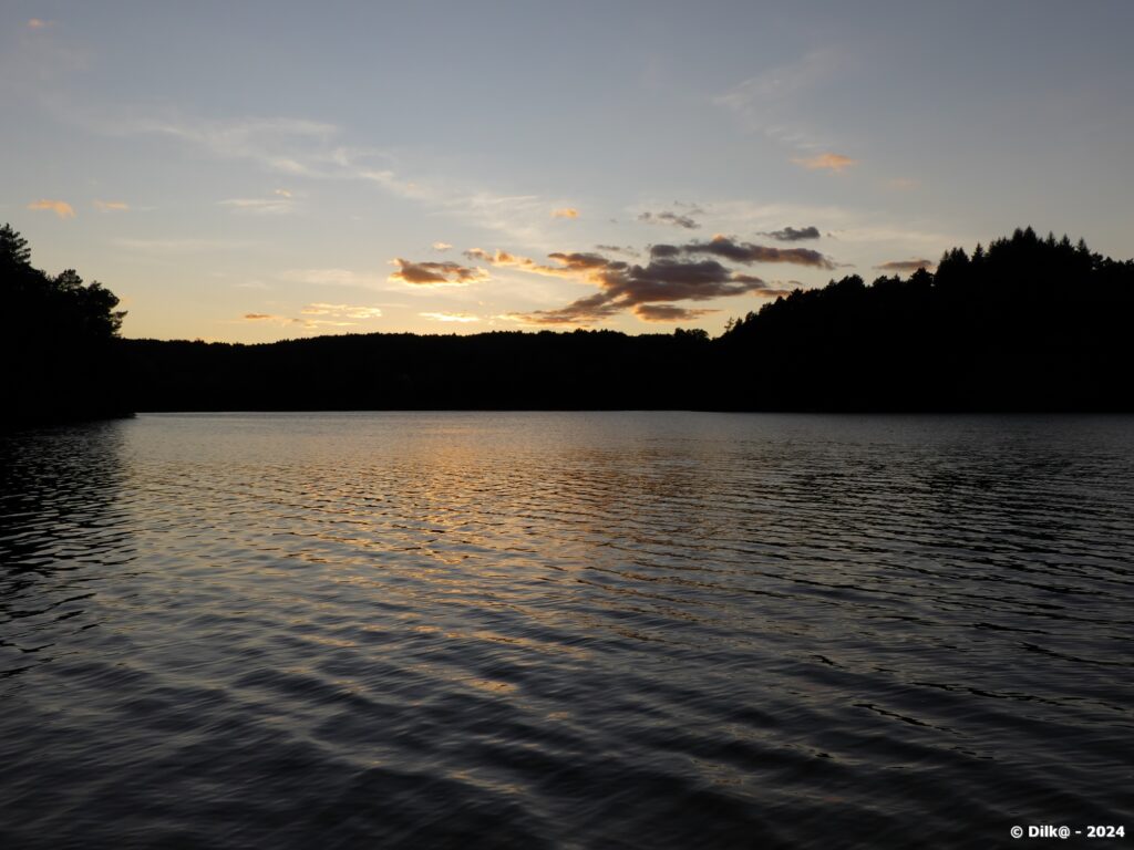 Coucher de soleil sur le lac de Marcillac-la-Croisille