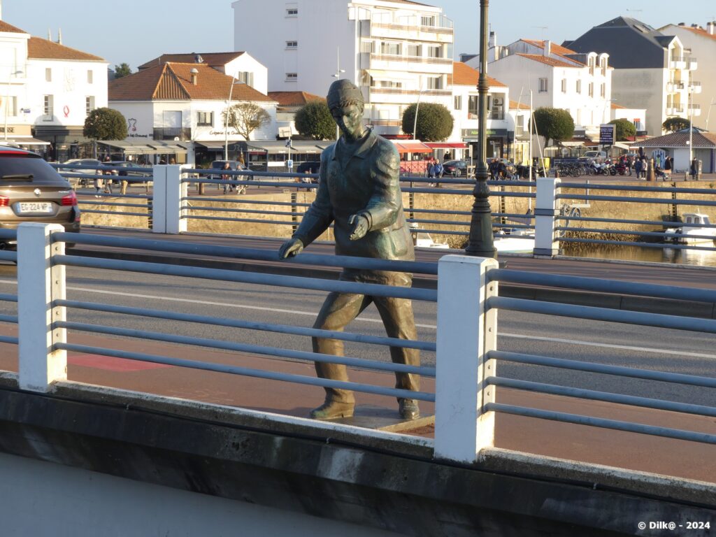 Statue d’un marin montrant l’échelle de marée.