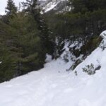 Le chemin qui monte au belvédère de la grotte des Balmes