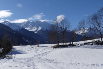 Le chemin sur le versant ensoleillé