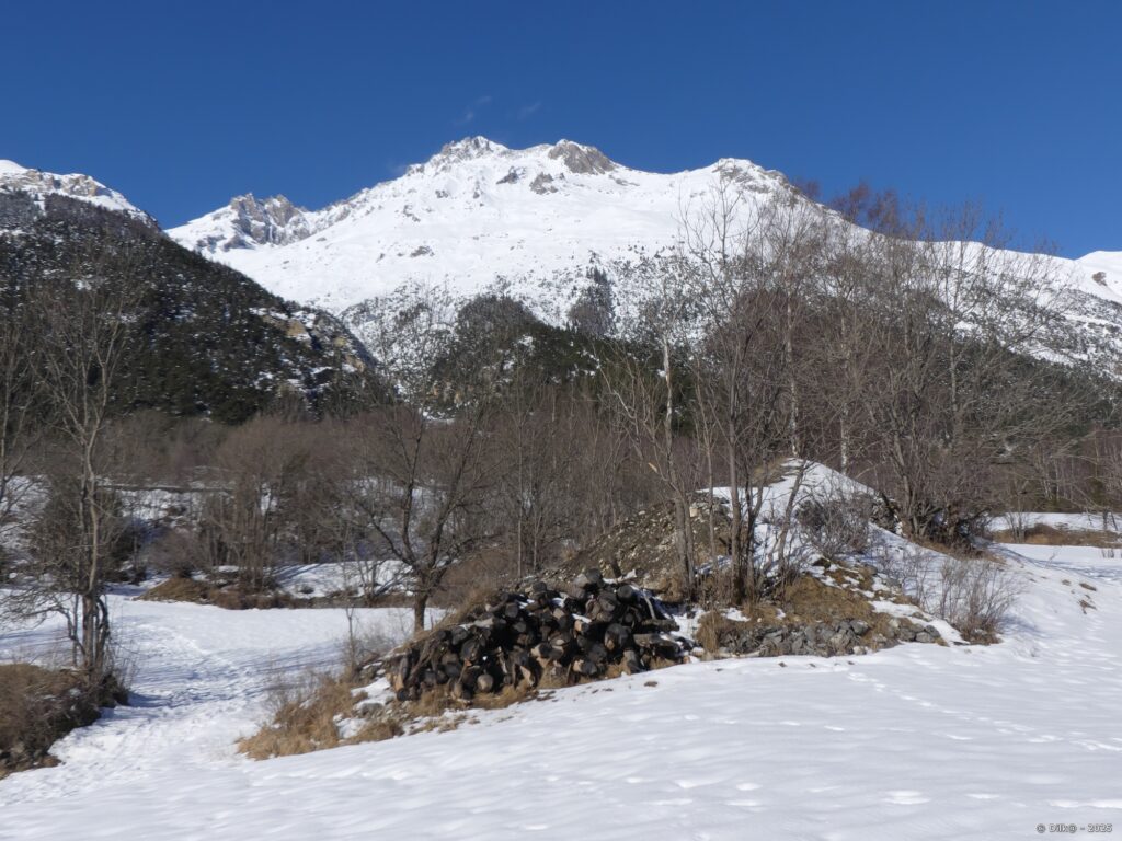 Le chemin passe au pied de la Dent Parrachée