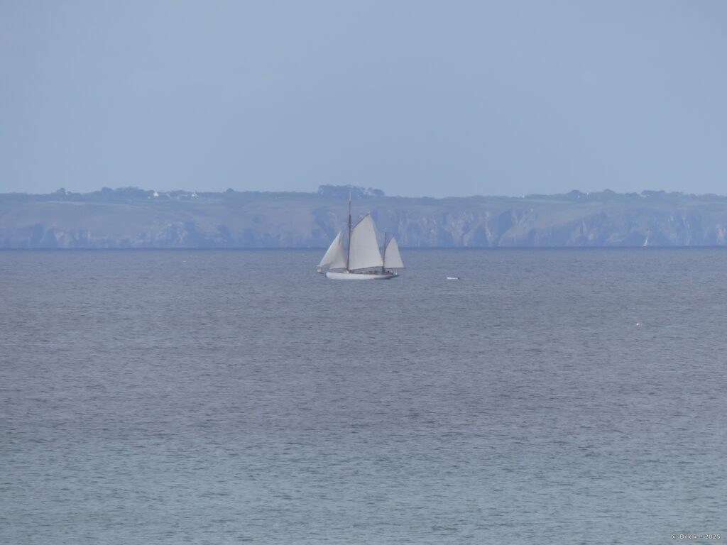Voilier près de la presqu'ile de Crozon