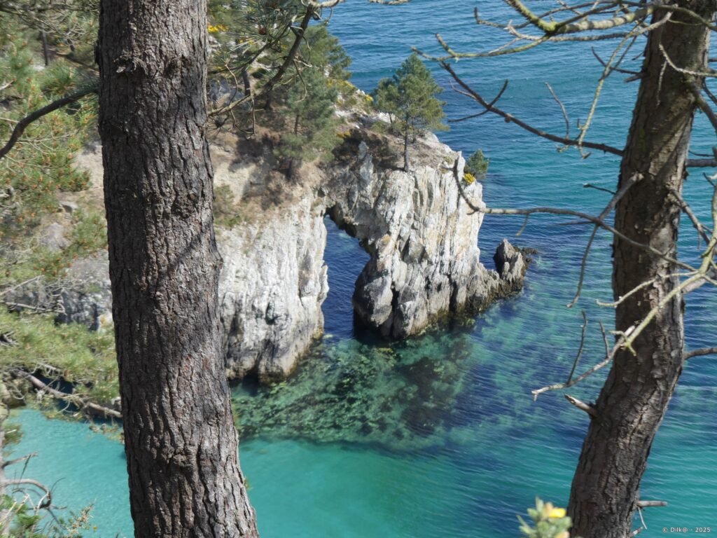 Arche sur le côté de la plage de l'Ile Vierge