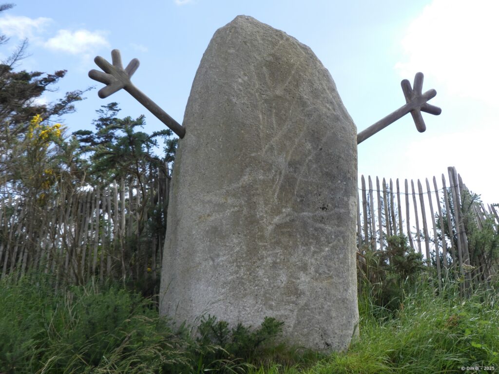 Menhir insolite près de Saint-Hernot
