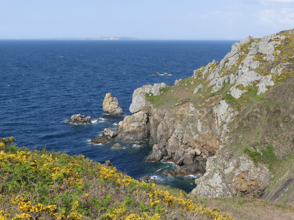 Au fond, le Cap de la Chèvre