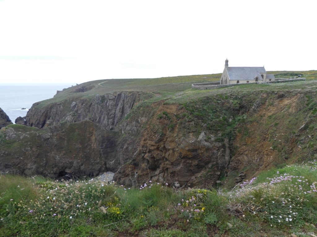 La chapelle Saint They au bord de la falaise