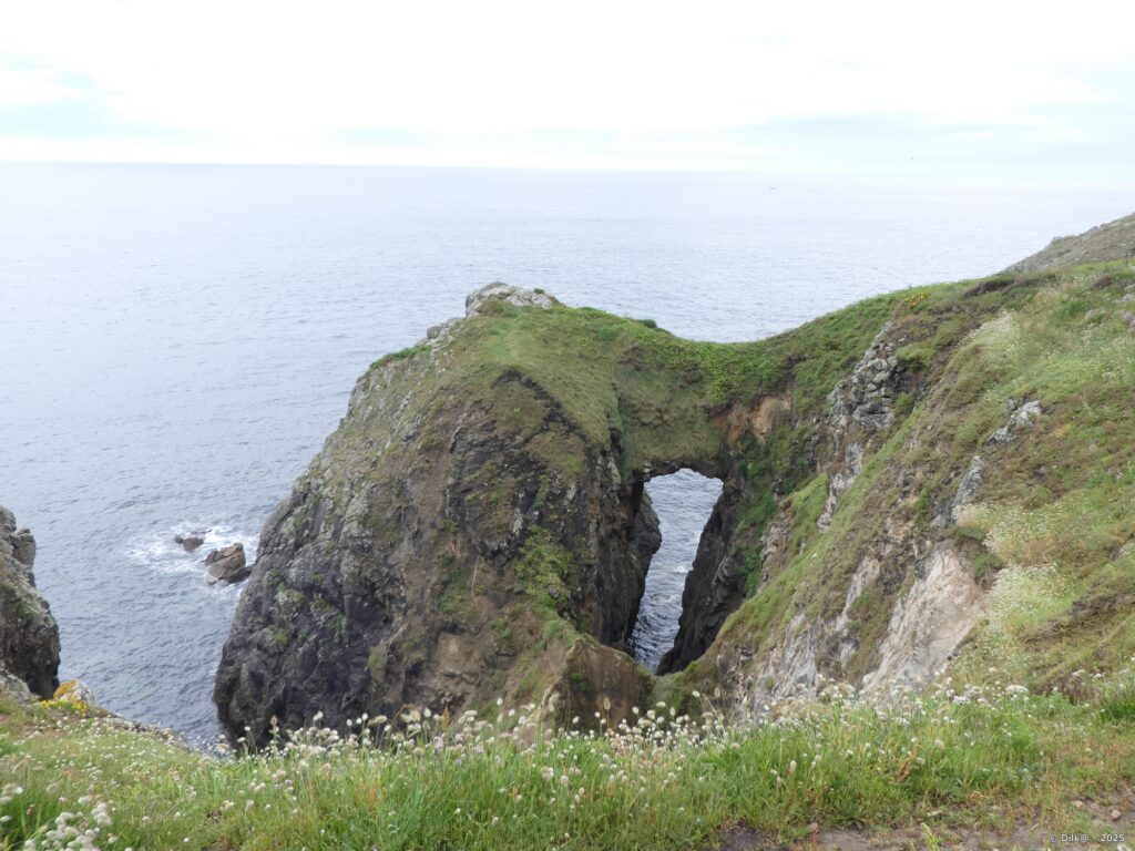 Une arche au bord du sentier côtier