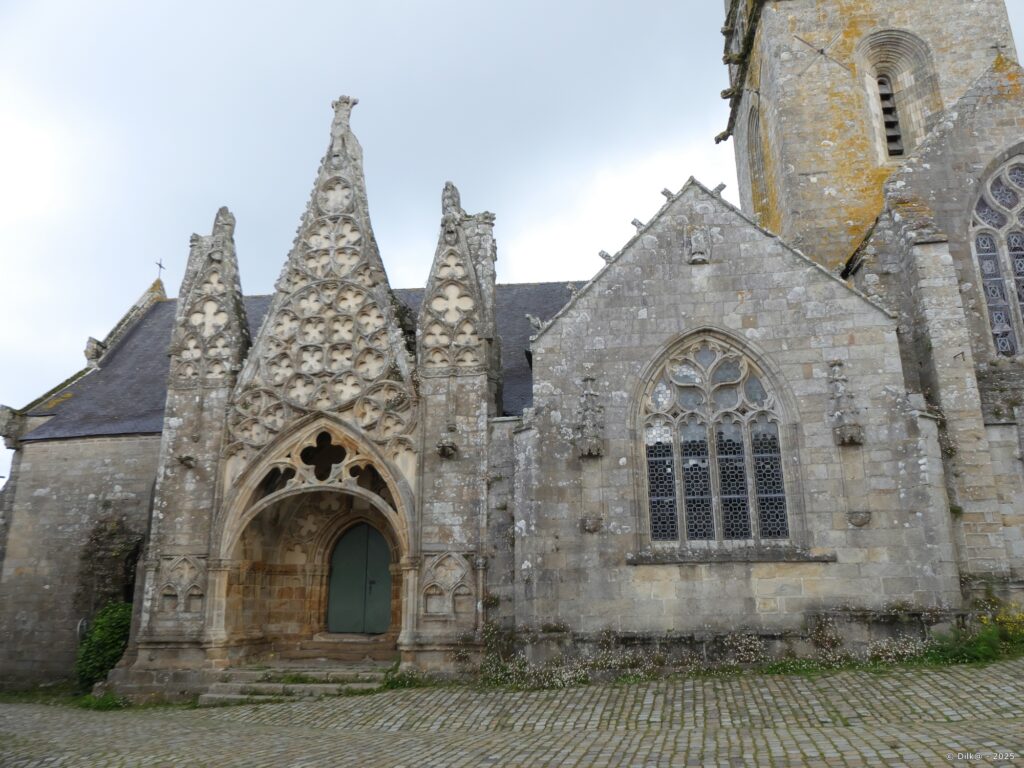 Le porche de la collégiale Notre-Dame-de-Roscudon mêlant roman et gothique