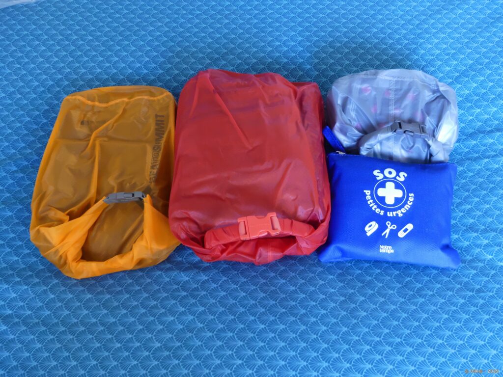 Les sacs étanches pour les vêtements et la trousse à pharmacie