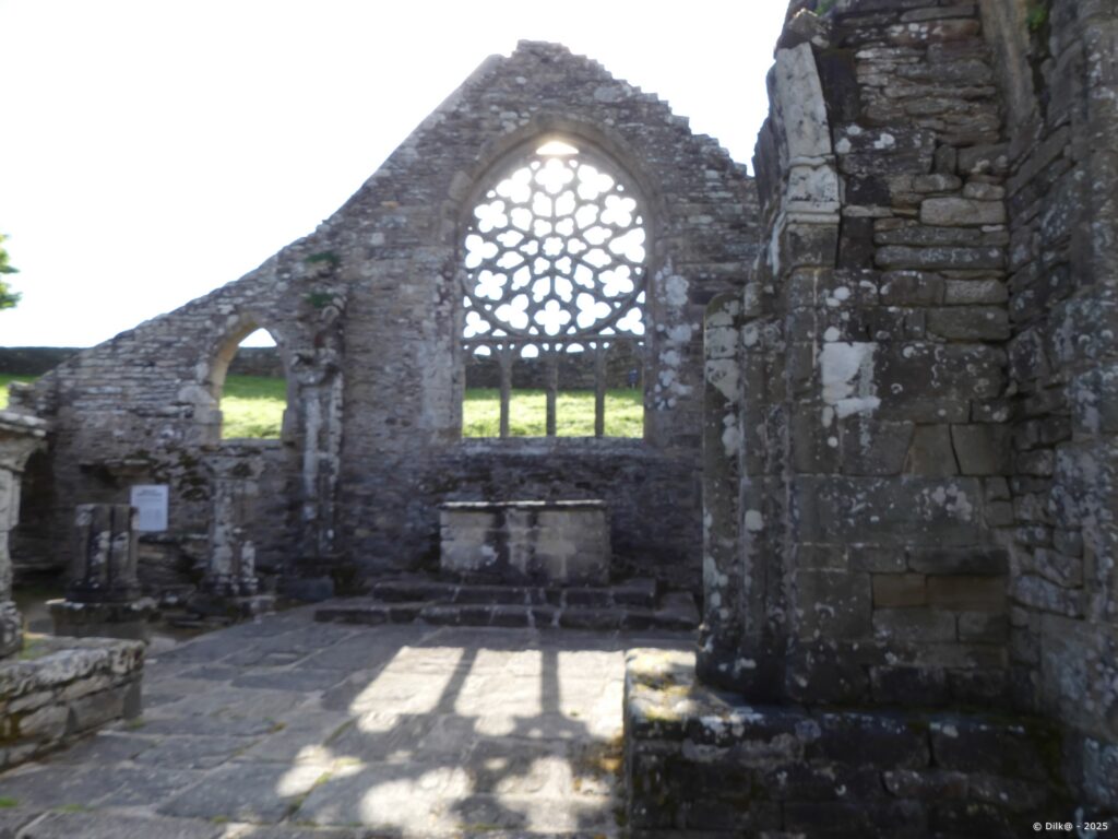La rose du 15e siècle de la chapelle de Languigou