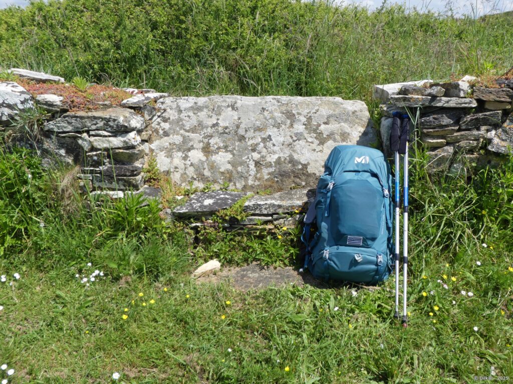 Je m'installe sur le muret d'enceinte de la chapelle de Saint-Vio pour le pique-nique