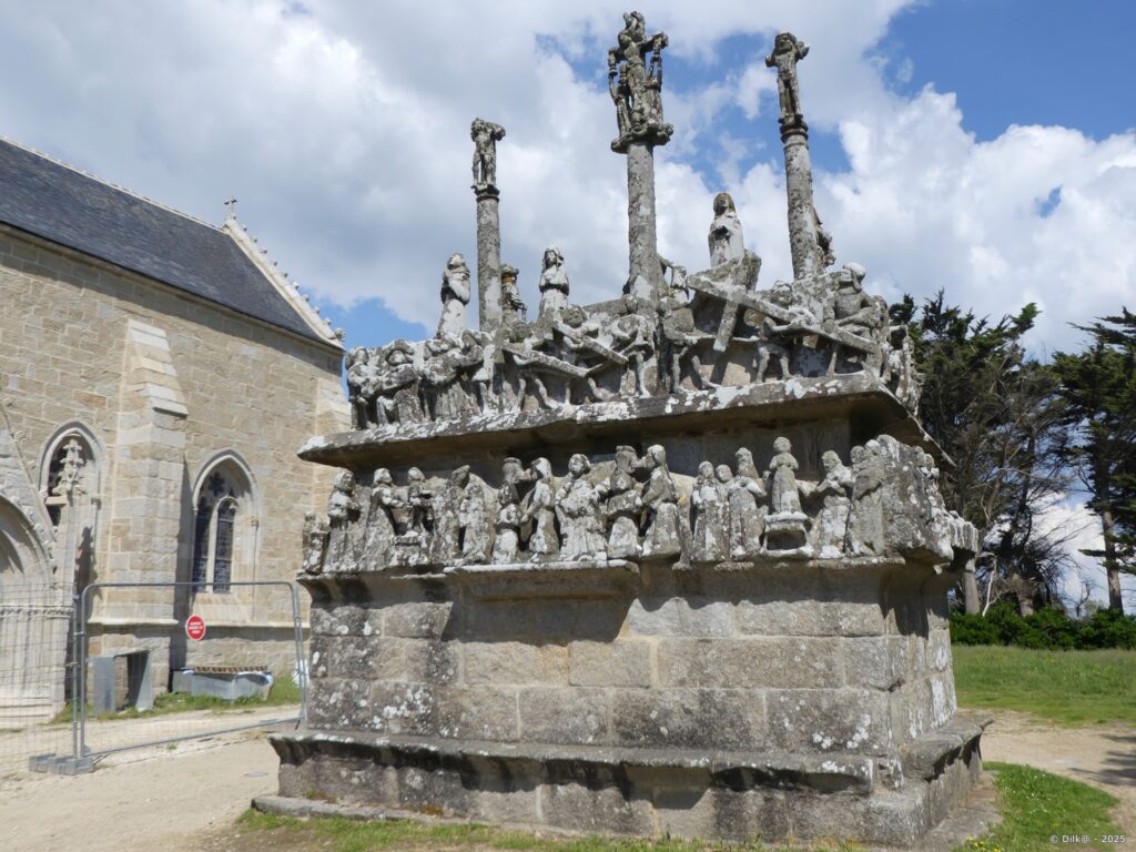 Le calvaire monumental de la chapelle Notre-Dame de Tronoën