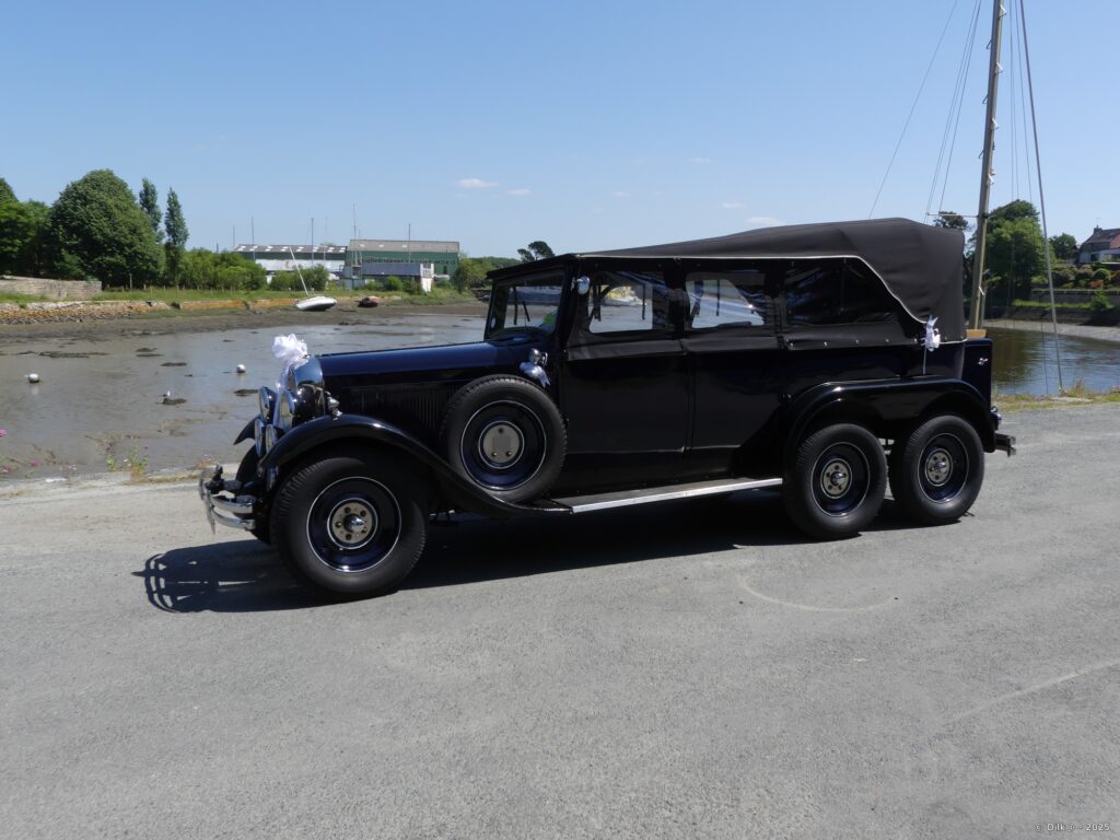 On est samedi, jour de mariage... une belle voiture stationnée devant l'église