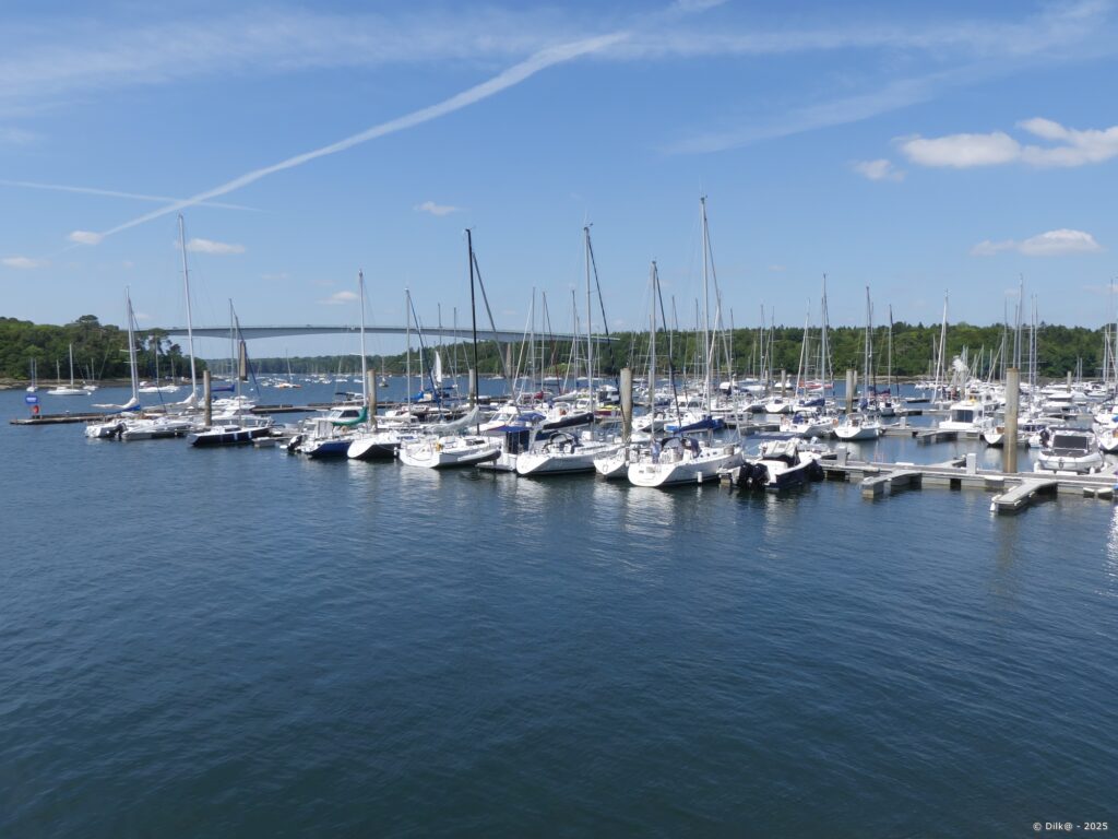 Le port de plaisance de Benodet et le pont de Cornouaille