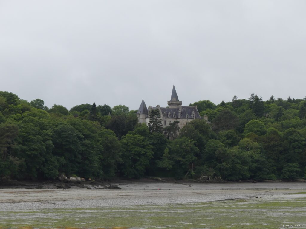 Le château du Hénan sur l'autre rive