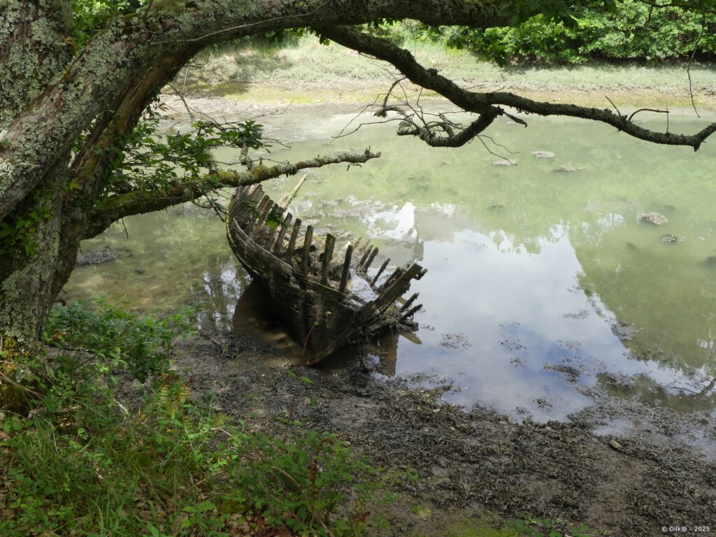 Épave de bateau dans l'anse de Lanriot