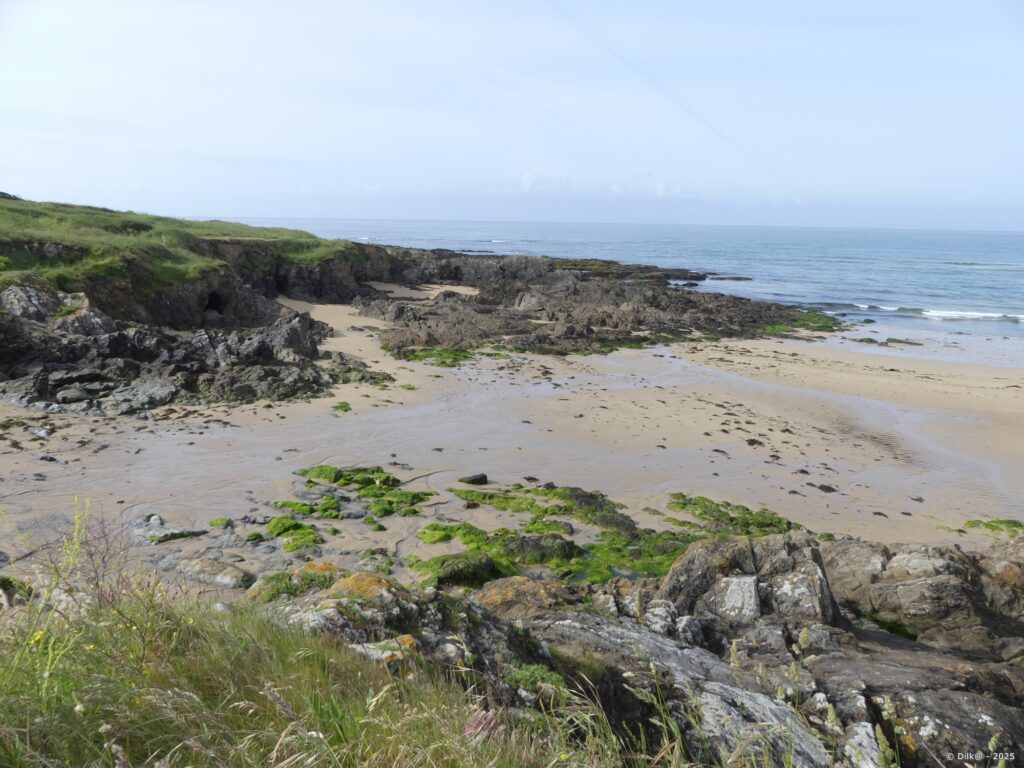 Petite plage au milieu de la côte découpée
